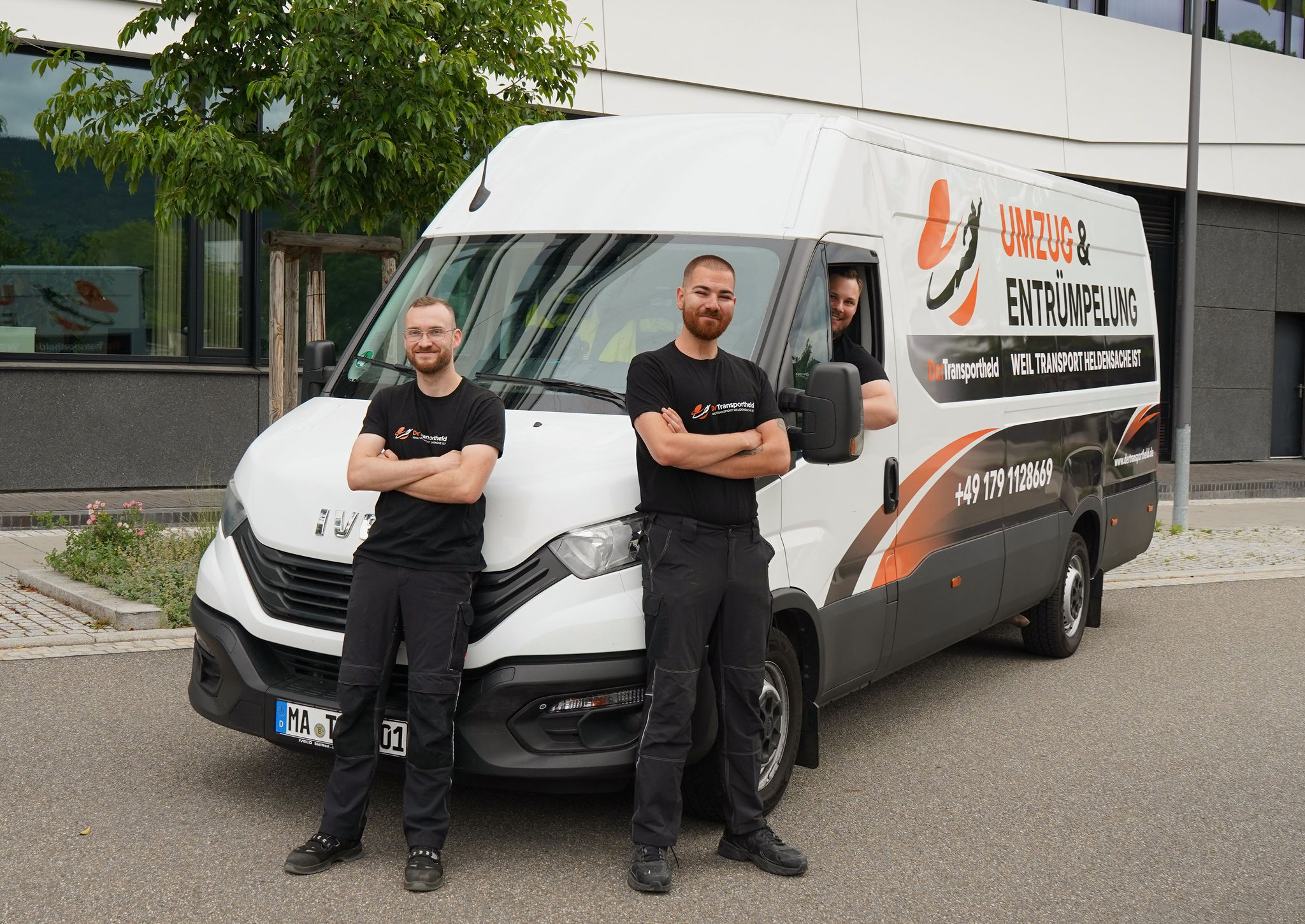 Der Transportheld Inhaber vor dem Transporter